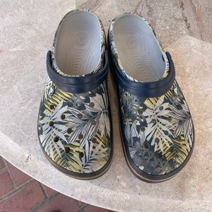 Crocs Unisex Women’s Size 11 Seasonal Tropical printed clog.